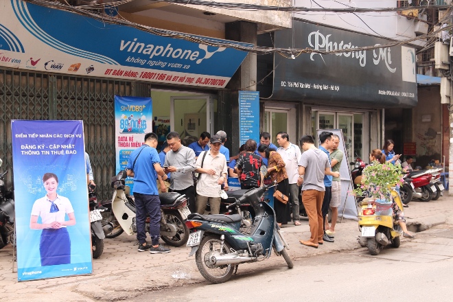 Xếp hàng chờ bổ sung ảnh, thông tin cá nhân tại các nhà mạng ảnh 10